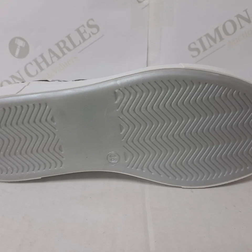 BOXED SNAKE SKIN LEATHER TRAINERS SIZE 3CL