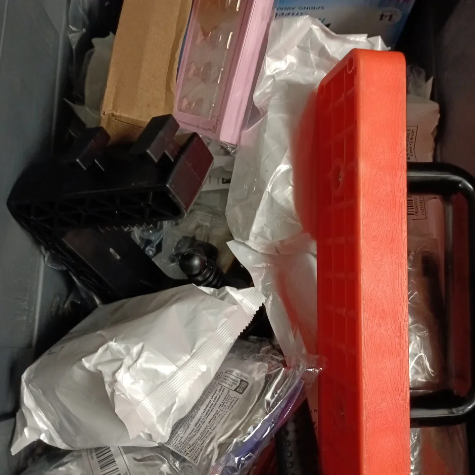 APPROXIMATELY 15 ASSORTED HOUSEHOLD ITEMS TO INCLUDE CHALK MARKERS, WARDROBE DEHUMIDIFIER, HANDHELD FAN ETC 