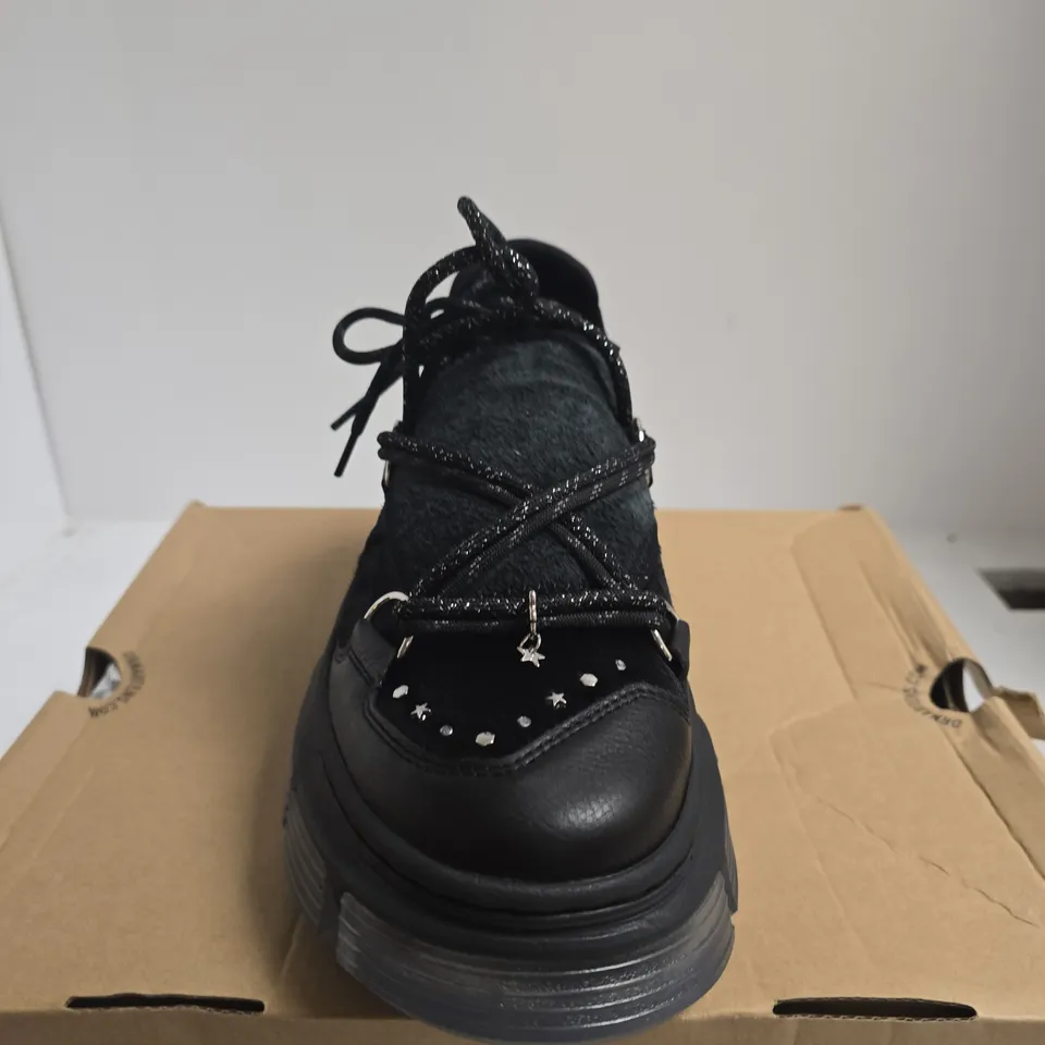 BOXED PAIR OF DR. MARTENS DMXL GUARD BLACK PLATFORM BOOTS – UK 7