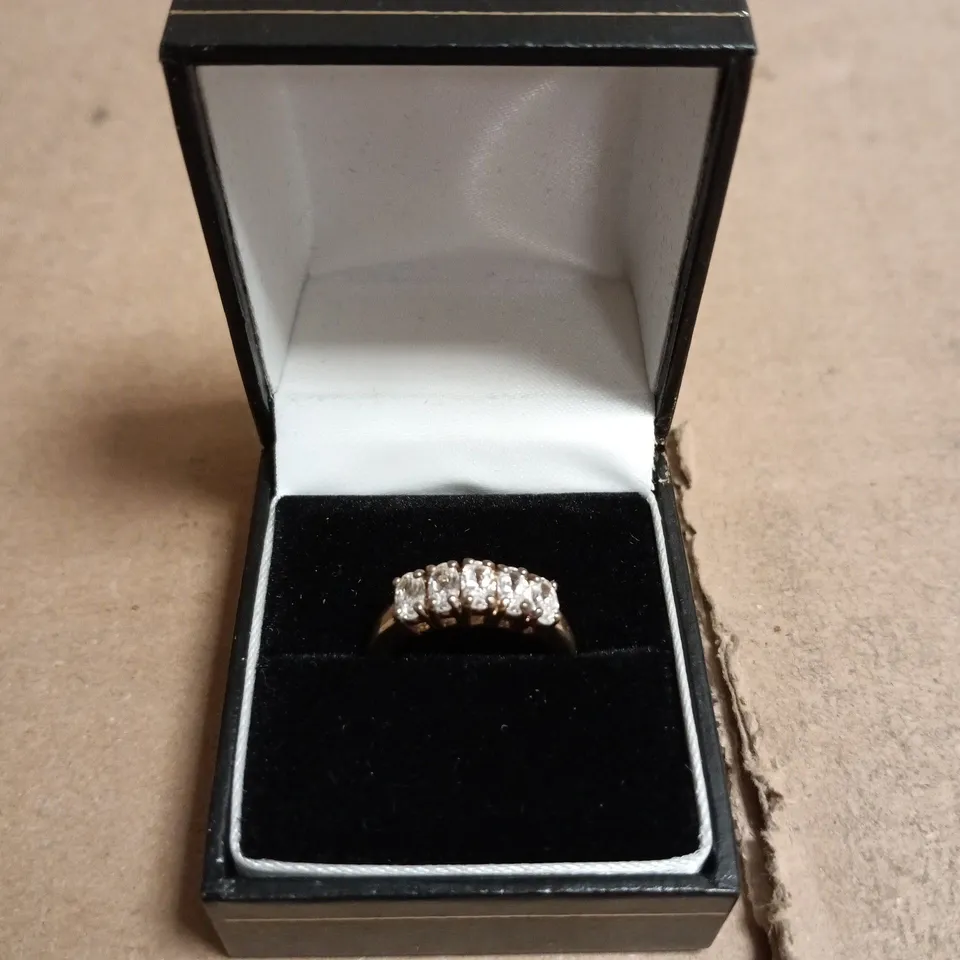  FIVE-STONE RING WITH PRESENTATION BOX