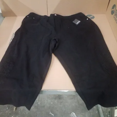 BOX CONTAINING APPROXIMATELY 4 BRAND NEW SIMPLY BE BLACK BARREL JEANS - SIZE 28R