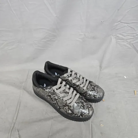 BOX OF APPROXIMATELY 12 ASSORTED ITEMS TO INCLUDE: SNAKESKIN LOOK TRAINERS AND MOMENTUM GOLD POUR HOMME 