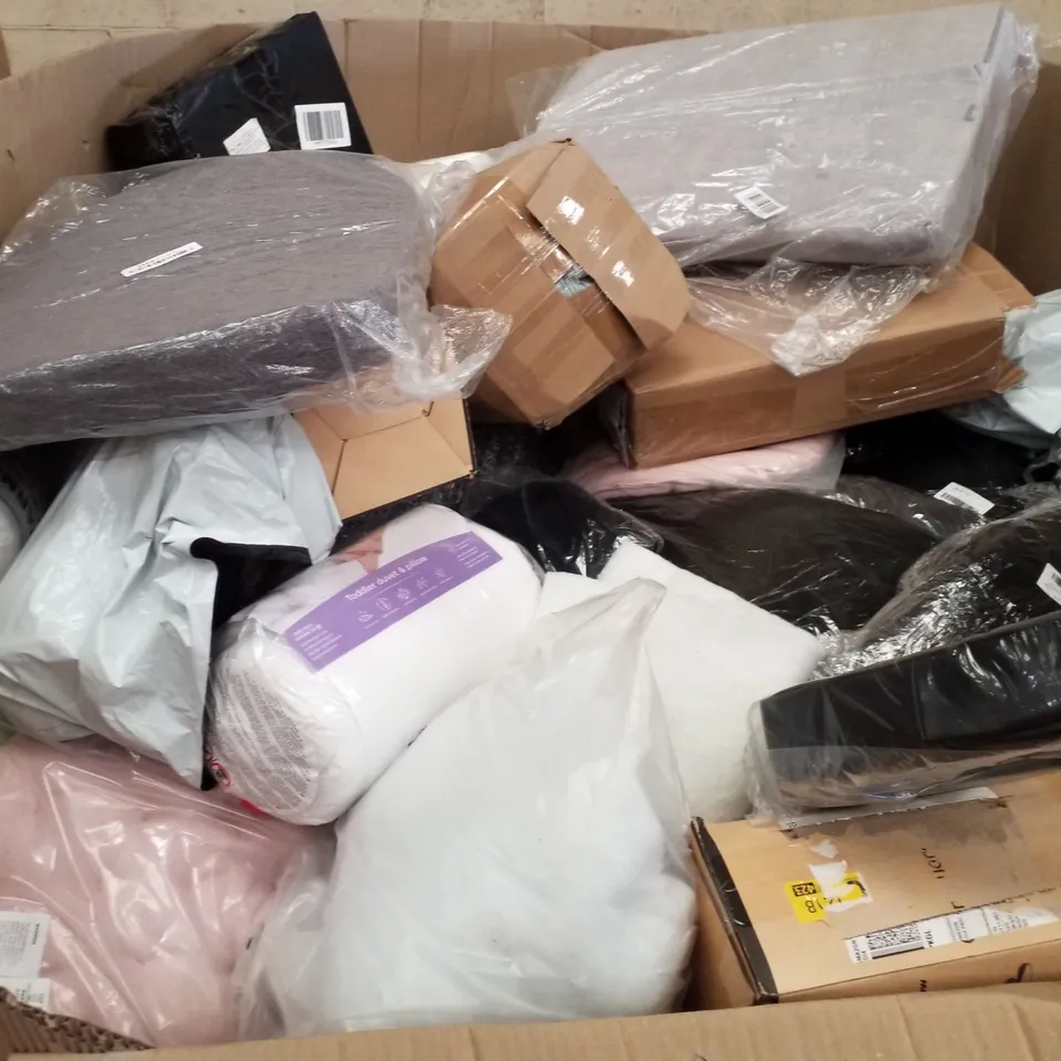 PALLET CONTAINING ASSORTED PILLOWS & CUSHIONS