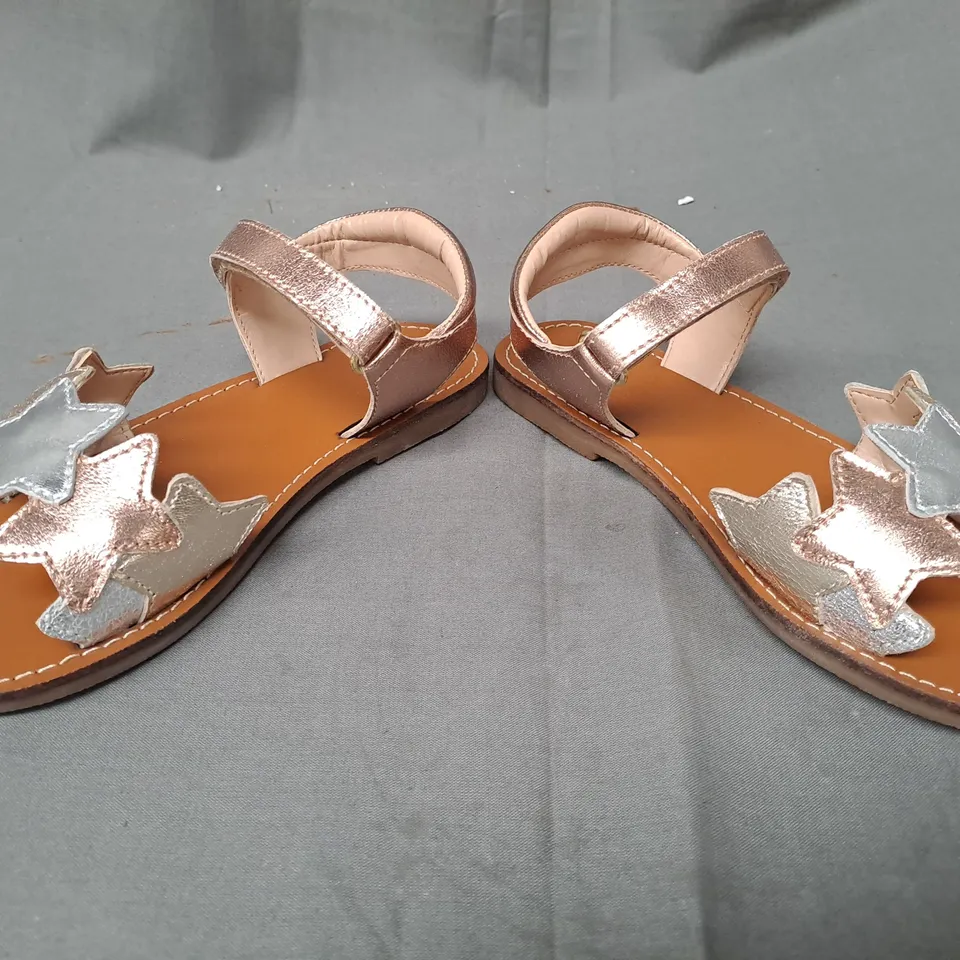 BOXED PAIR OF MINI BODEN KIDS METALLIC STAR OPEN TOE SANDALS EU SIZE 31