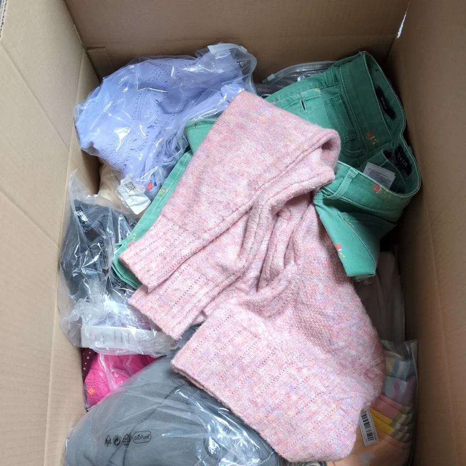 BOX OF APPROXIMATELY 20 ASSORTED CLOTHING ITEMS TO INCLUDE GREEN JEAN SHORTS, LADIES LILAC TOP, PINK JUMPER, ASSORTED SOCKS ETC