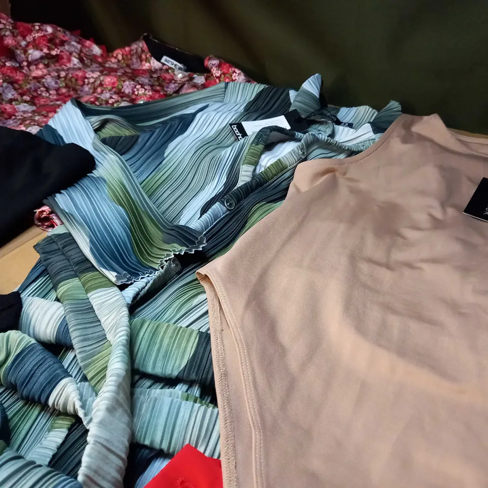 LOT OF APPROX 25 ASSORTED CLOTHING ITEMS VARYING IN SIZE/COLOUR/STYLE TO INCLUDE: TROUSERS, TOPS, DRESSES