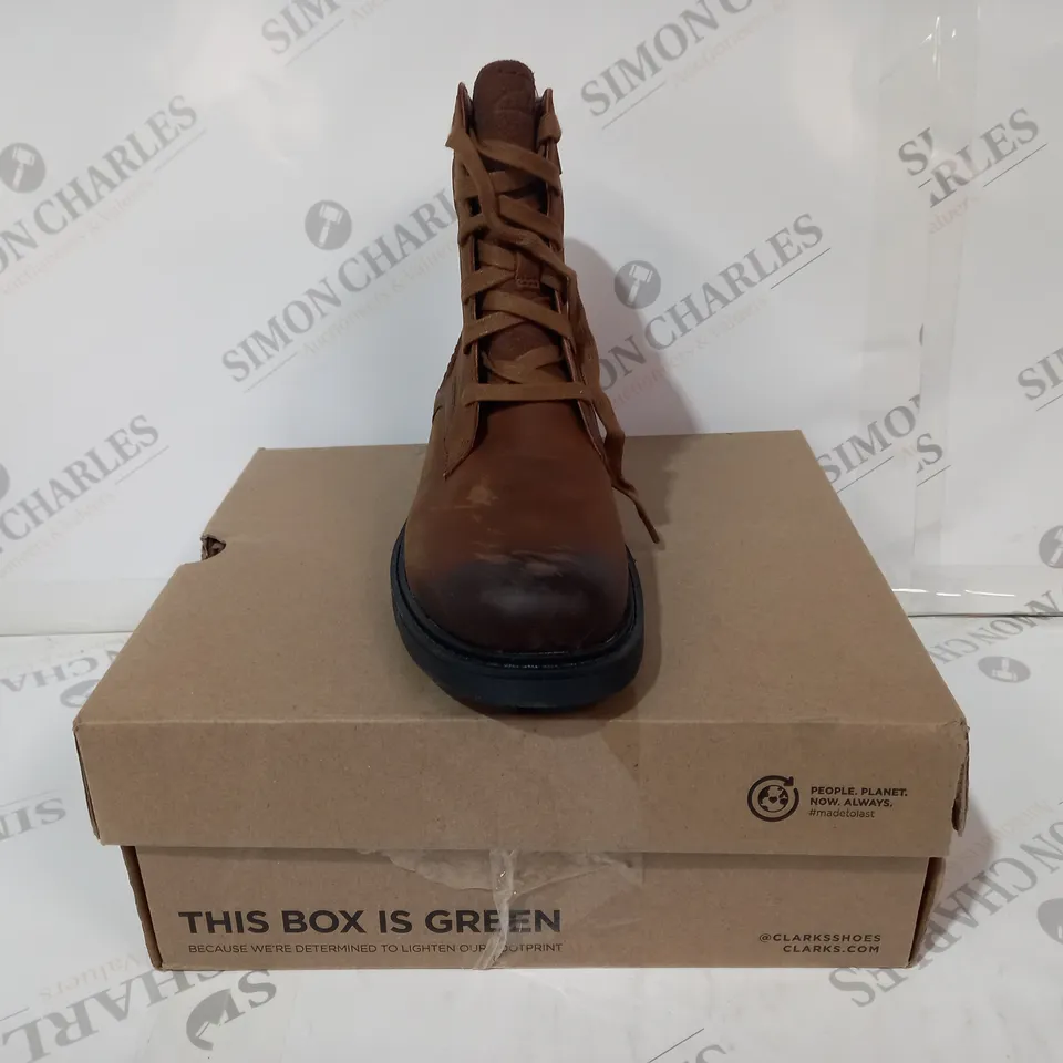 BOXED PAIR OF CLARKS ORINOCO 2 SPICE ANKLE BOOTS IN BROWN UK SIZE 4