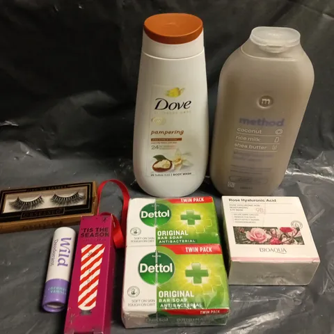 APPROXIMATELY 15 ASSORTED HEALTH & BEAUTY PRODUCTS TO INCLUDE DETTOL SOAP, ROSE HYALURONIC ACID, DOVE BODY WASH ETC 