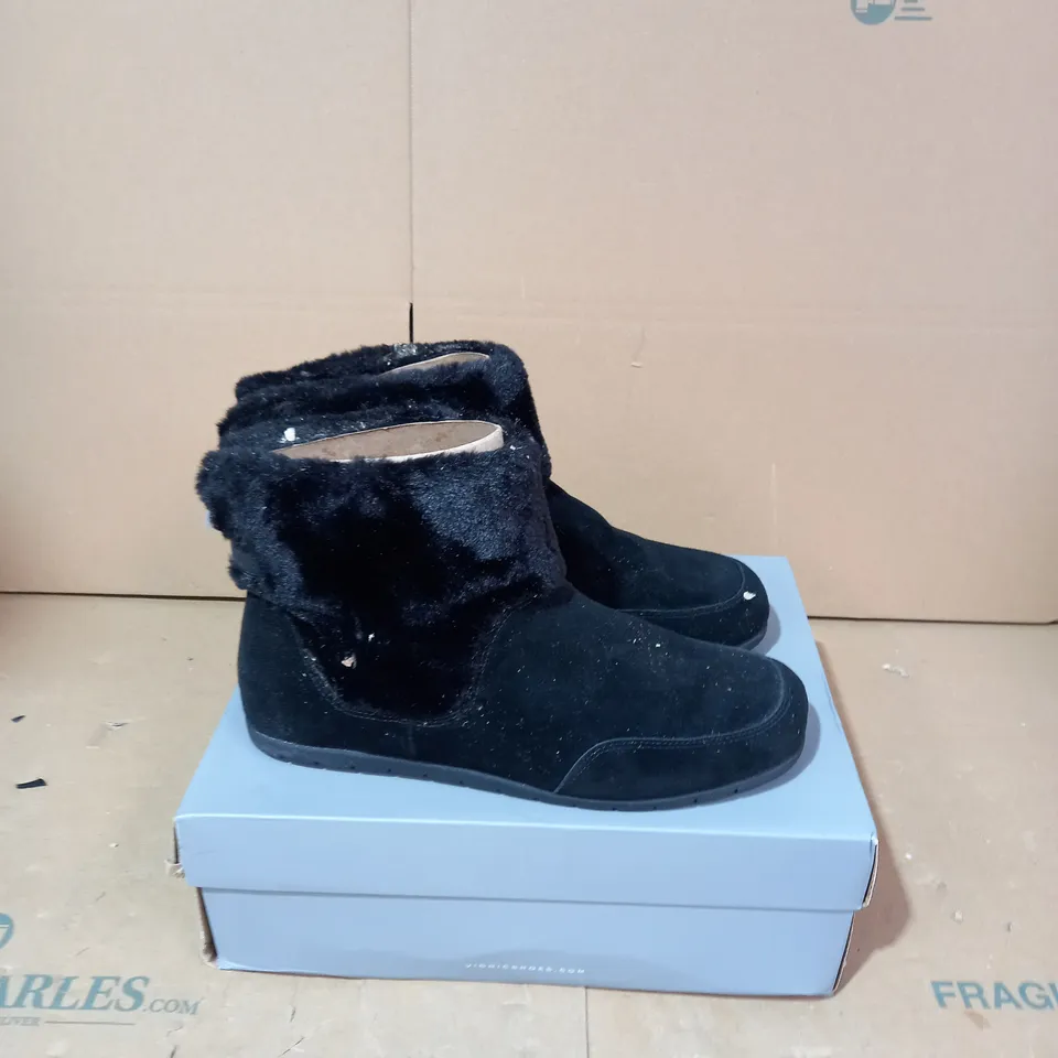 VIONIC MAIZIE SLIPPER BOOTS - BLACK - SIZE 8