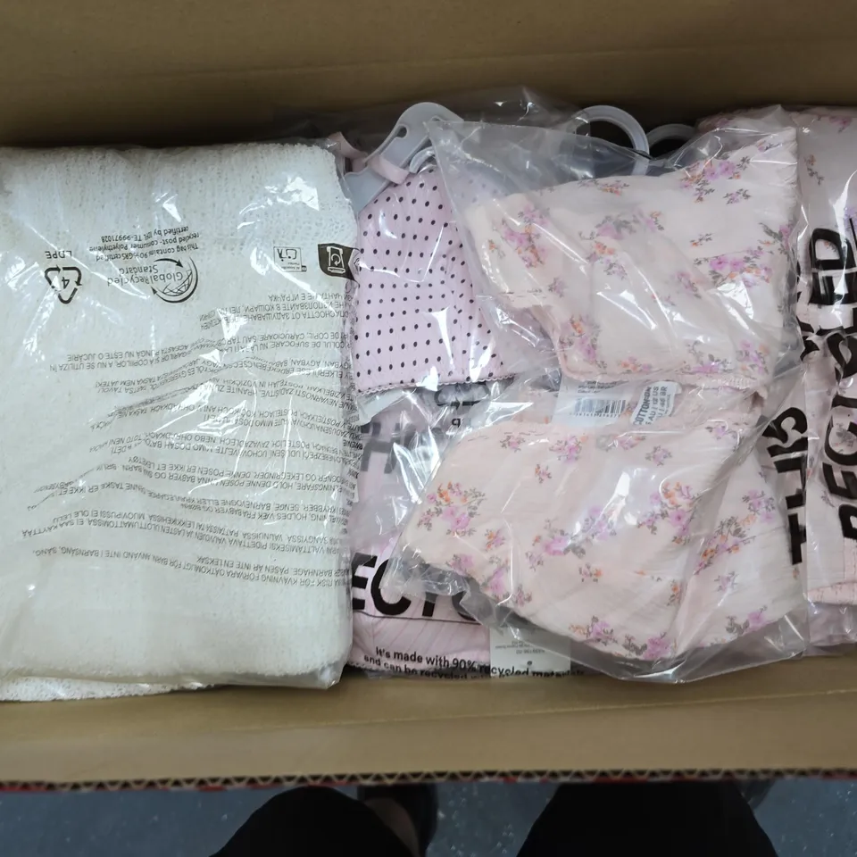 APPROXIMATELY 10 ASSORTED CLOTHING ITEMS IN VARIOUS SIZES, COLOURS & STYLES TO INCLUDE RELAXED CARGO JEANS, PADDED BRALETTE, RUMI OPEN KNIT MINI DRESS, ETC