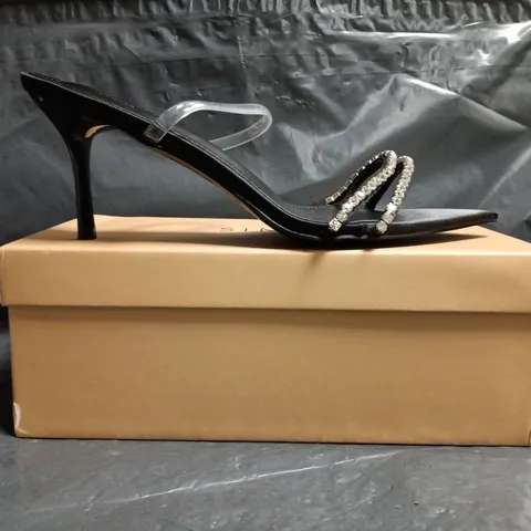BOXED PAIR OF SIMMI LONDON OPEN TOE STILETTO HEEL SANDALS IN BLACK W. DIAMANTE EFFECT SIZE 7