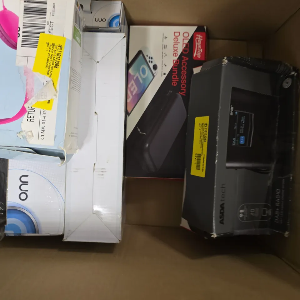 BOX OF APPROXIMATELY 6 ASSORTED ITEMS TO INCLUDE - CARRYING CASES FOR P-S PORTABLE , KIDS HEADPHONES ETC