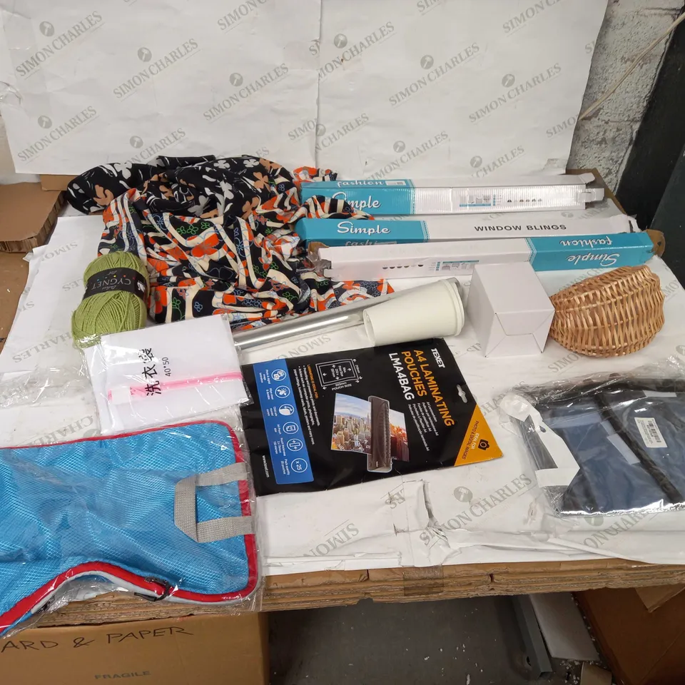LOT OF APPROXIMATELY 25 HOUSEHOLD ITEMS TO INCLUDE ROSE GARDEN DECOR, BARBEQUE TONGUE SET, AND LARGE HIKING BACKPACK ETC.