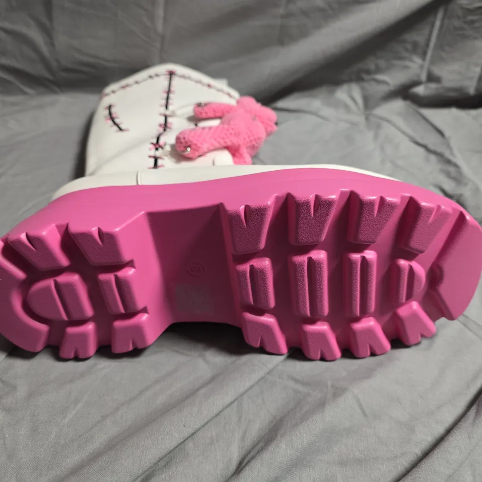 BOXED PAIR OF KOI FOOTWEAR TWISTED TEDDY LONG BOOTS - UK SIZE 8