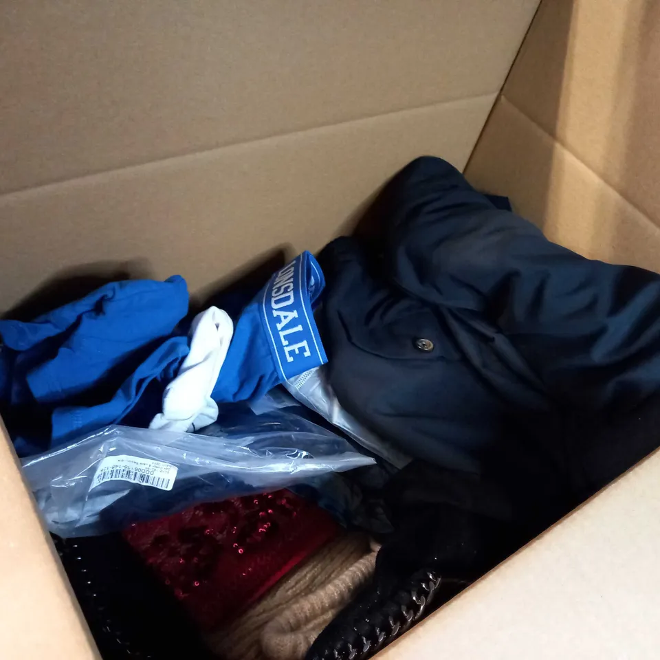 LOT OF APPROX. 15 ASSORTED CLOTHING ACCESSORIES  IN VARYING SIZES/COLOURS/STYLES TO INCLUDE: HANDBAGS, SWIMWEAR, SOCKS