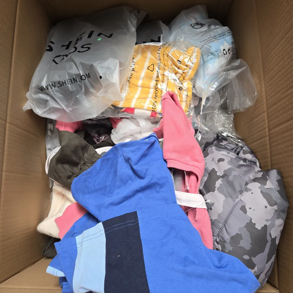 BOX OF APPROXIMATELY 30 ASSORTED KIDS CLOTHING ITEMS TO INCUDE - COAT, TSHIRTS, TRACKSUIT, ETC