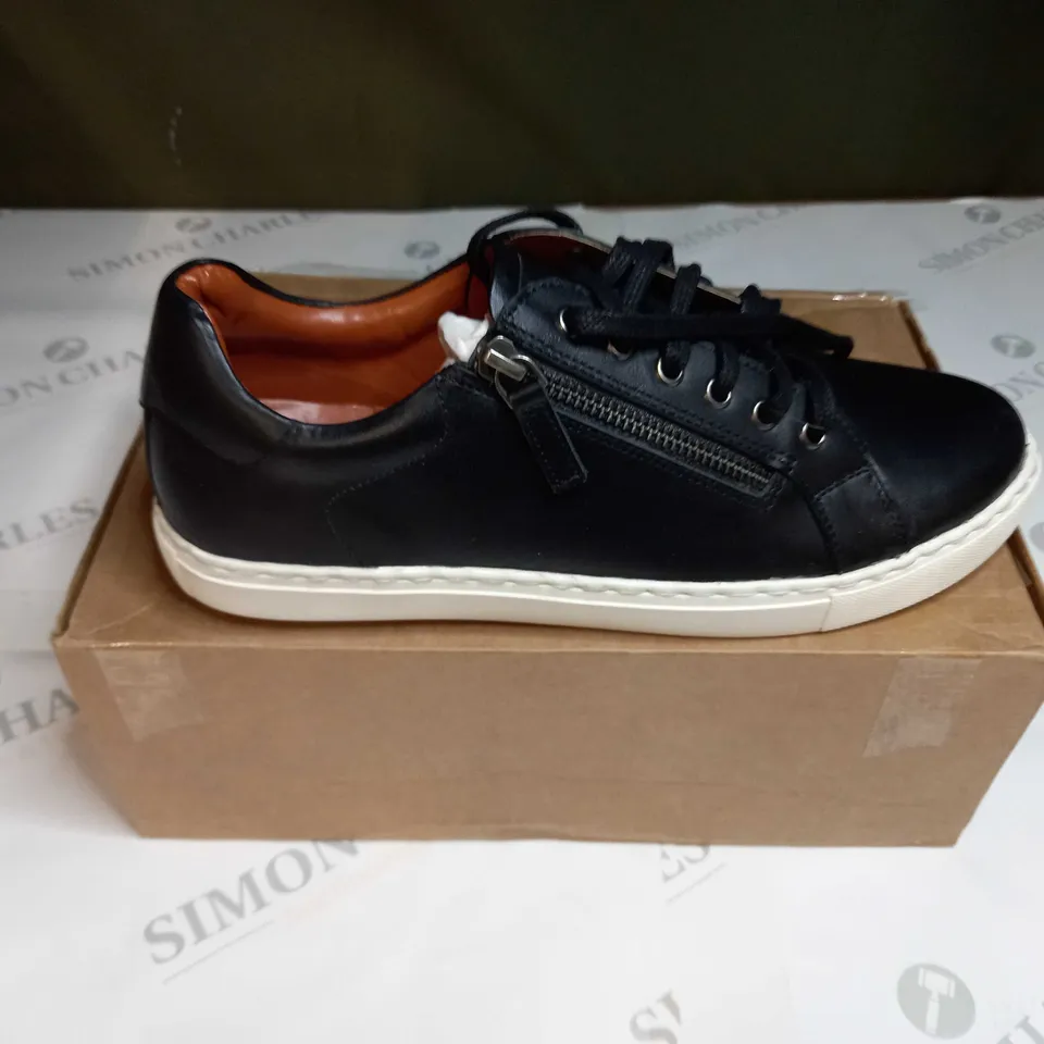 BOXED PAIR OF MAISON DE NIMES LEATHER ZIP SIDE TRAINERS IN BLACK - SIZE 7