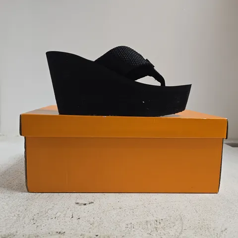 BOXED PAIR OF ROCKET DOG HIGH WEDGE TOE-POST SANDALS IN BLACK SIZE UK 4