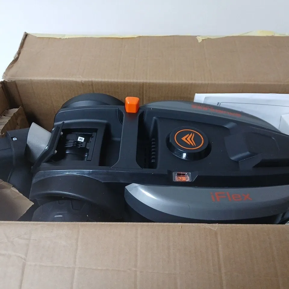 BOXED YARDFORCE IFLEX CORDLESS LAWN MOWER & HEDGE TRIMMER 3-IN-1 SET