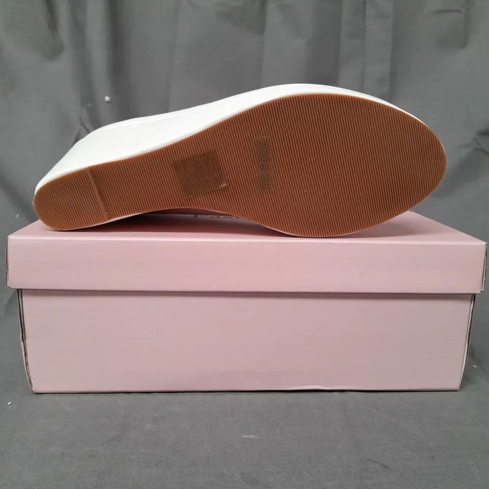 BOXED PAIR OF GUCU FASHION SLIP-ON WEDGES IN WHITE EU SIZE 39