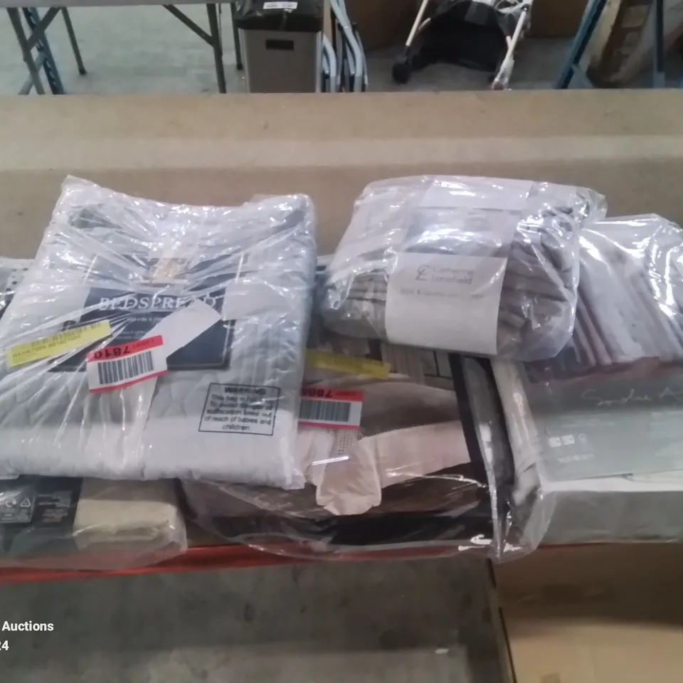 LOT CONTAINING VARIOUS CURTAINS DUVET COVERS ETC. (SIZES AND COLOURS VARY)