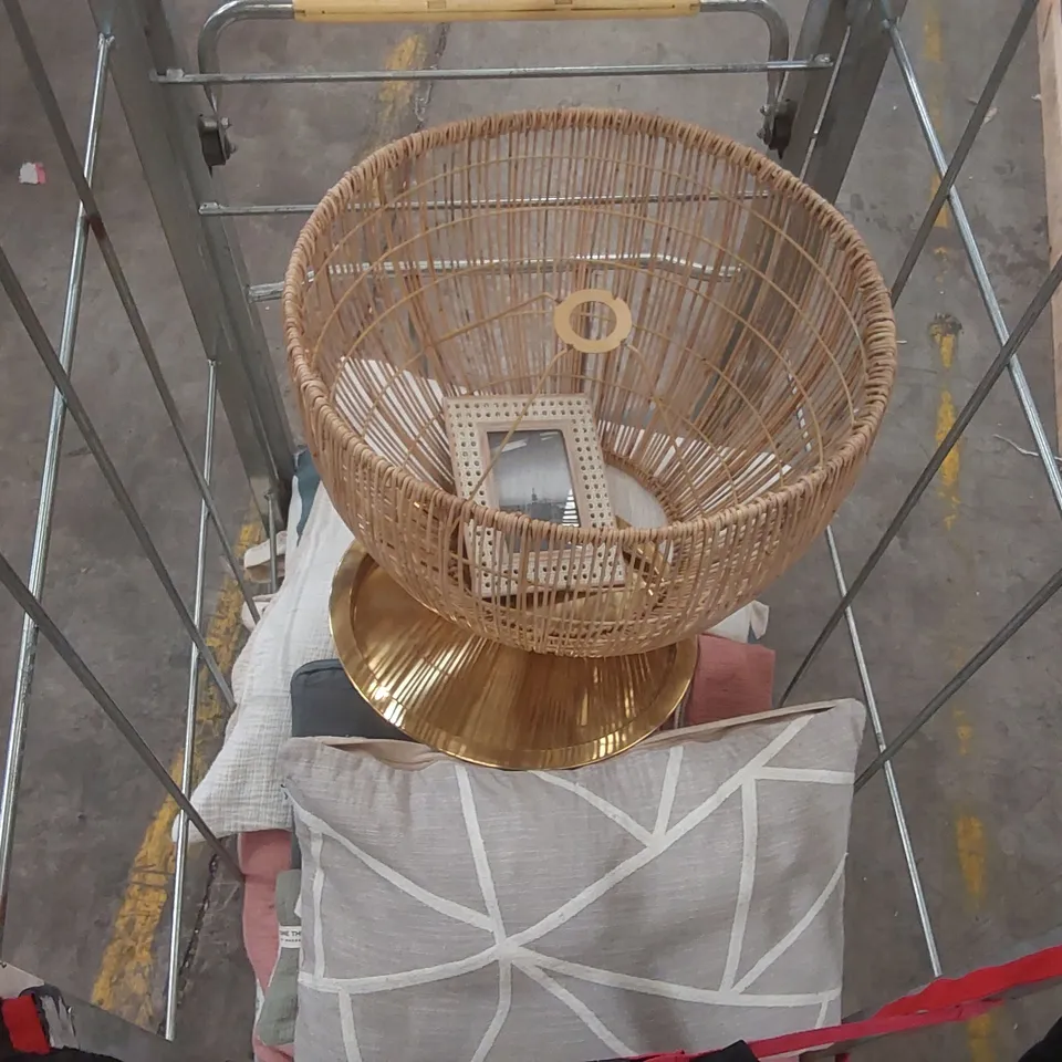 CAGE CONTAINING ASSORTED DESIGNER HOUSEHOLD ITEMS INCLUDING: CUSHIONS, THROWS, BEDDING, PICTURE ECT // CAGE NOT INCLUDED