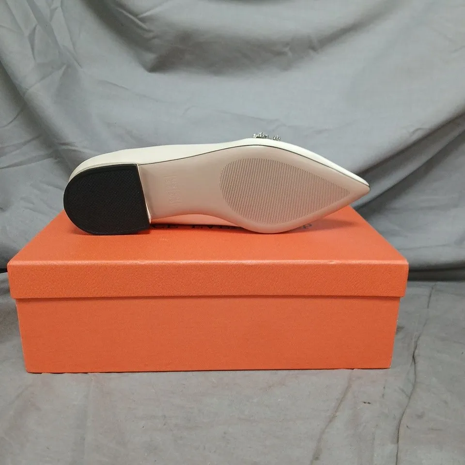 BOXED PAIR OF GRACE EVERY STEP COURT SHOES WITH JEWEL EFFECT DETAIL - CREAM - SIZE EU 35.5