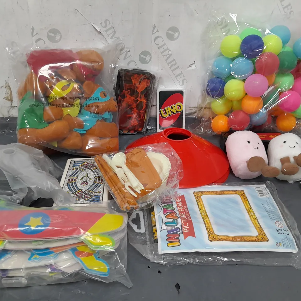 APPROXIMATELY 12 ASSORTED TOYS & GAMES PRODUCTS TO INCLUDE MANCHESTER UNITED TRAINING CONES, JELLYCAT AMUSEABLE MARSHMALLOWS SOFT TOY, TAROT CARDS, ETC