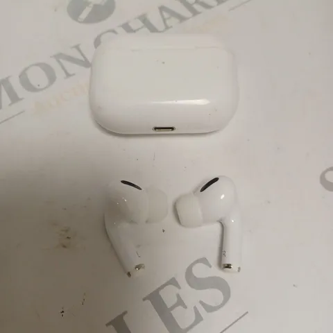 APPLE AIRPODS IN WHITE WITH CHARGING CASE