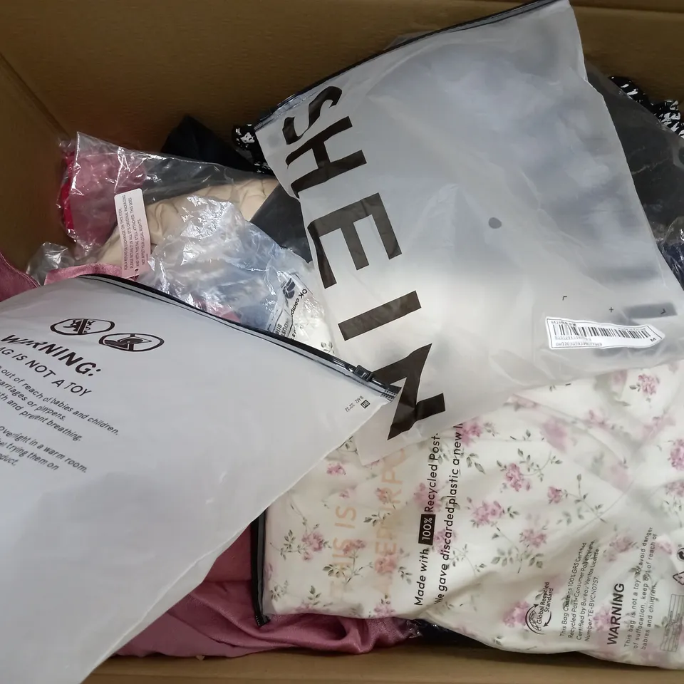 BOX OF APPROXIMATELY 25 ASSORTED CLOTHING ITEMS TO INCUDE - TROUSERS , JUMPERS, HAT ETC