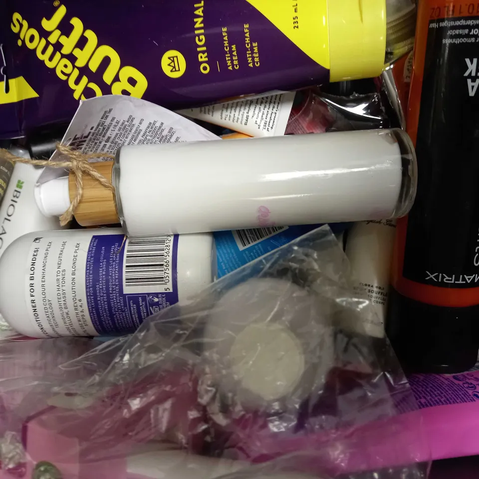 LOT OF APPROXIMATELY 20 ASSORTED HEALTH & BEAUTY ITEMS, TO INCLUDE MOISTURISER, SELF TAN ERASER, COSMETIC BAG, ETC