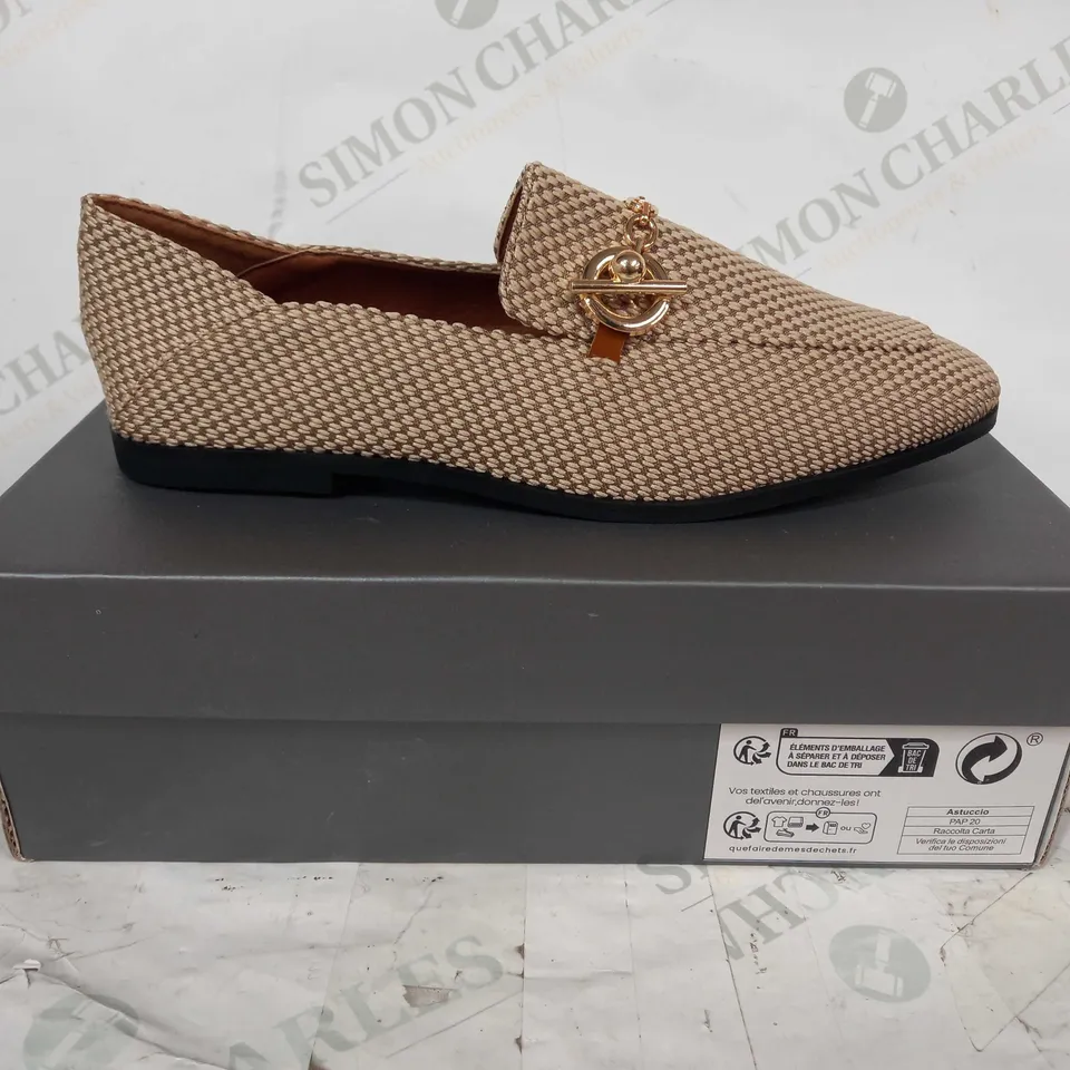 BOXED PAIR OF DESIGNER SLIP-ON SHOES IN BEIGE W. ROSE GOLD EFFECT CHAIN EU SIZE 40