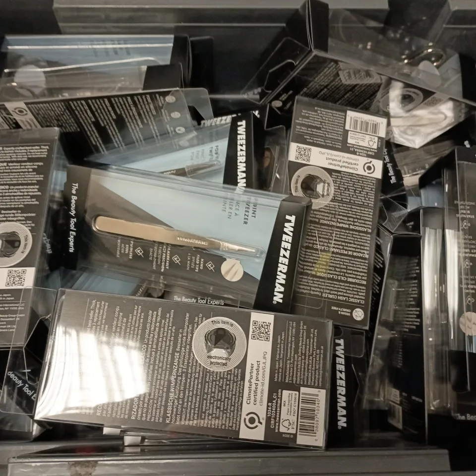 APPROXIMATELY 25 ASSORTED TWEEZERMAN PRODUCTS TO INCLUDE POINT TWEEZER, CLASSIC LASH CURLER, SLANT TWEEZER