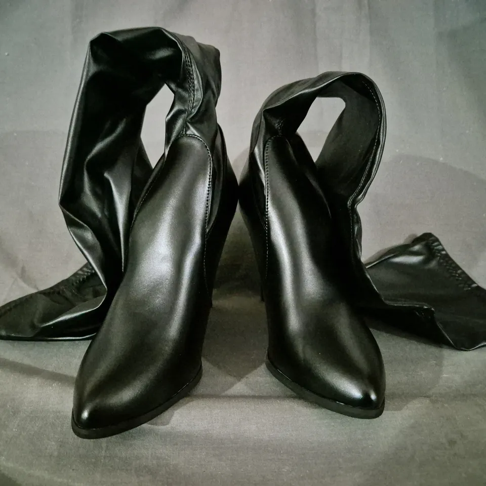 BOXED PAIR OF UNBRANDED POINTED TOE STILETTO HEEL KNEE-HIGH SHOES IN BLACK EU SIZE 38