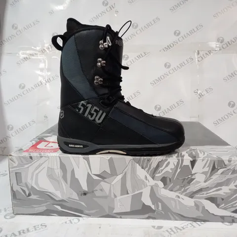 BOXED PAIR OF BURTON MOTO SNOWBOARDING BOOTS IN BLACK/GREY UK SIZE 8.5