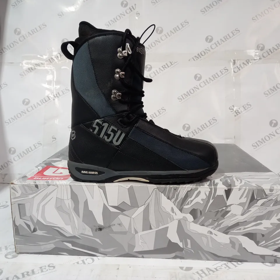 BOXED PAIR OF BURTON MOTO SNOWBOARDING BOOTS IN BLACK/GREY UK SIZE 8.5