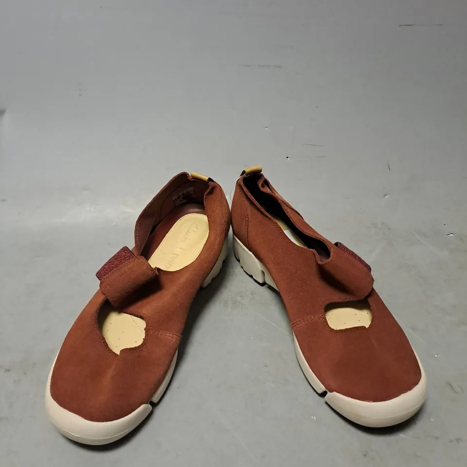 PAIR OF CLARKS TRIGENIC SHOES IN BROWN MIX SIZE 4