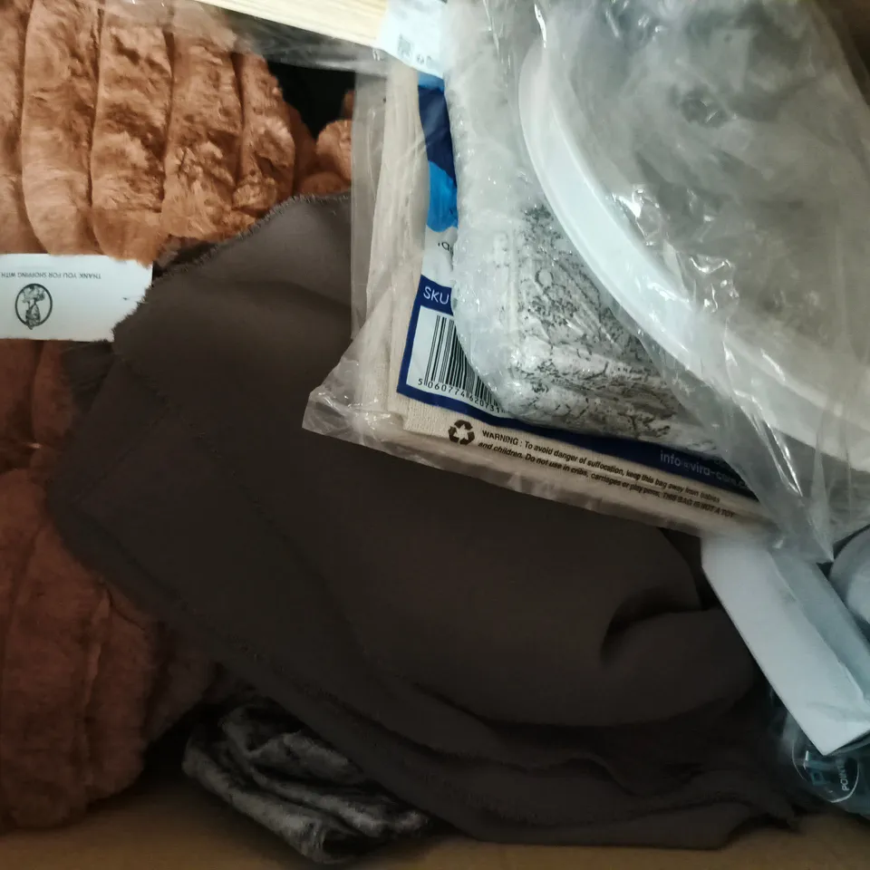 BOX OF APPROXIMATELY 20 ASSORTED HOUSEHOLD ITEMS TO INCLUDE NON-SLIP PLACE MAT, ETC - COLLECTION ONLY