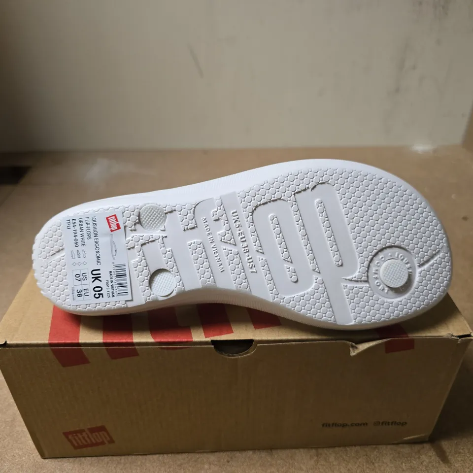 FITFLOP IQUSHION ERGONOMIC FLIP FLOPS URBAN WHITE SIZE UK 5 BOXED