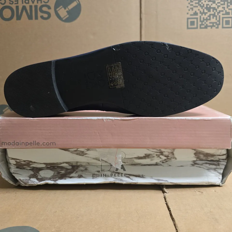 BOXED PAIR OF MODA IN PELLE LOAFERS IN NAVY SIZE EU 40