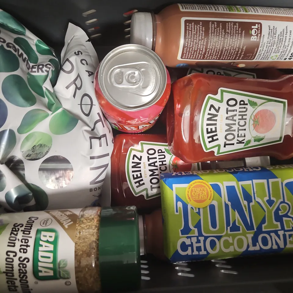 BOX OF APPROXIMATELY 10 ASSORTED FOOD AND DRINK ITEMS TO INCLUDE KETCHUP, HOT HONEY, ETC