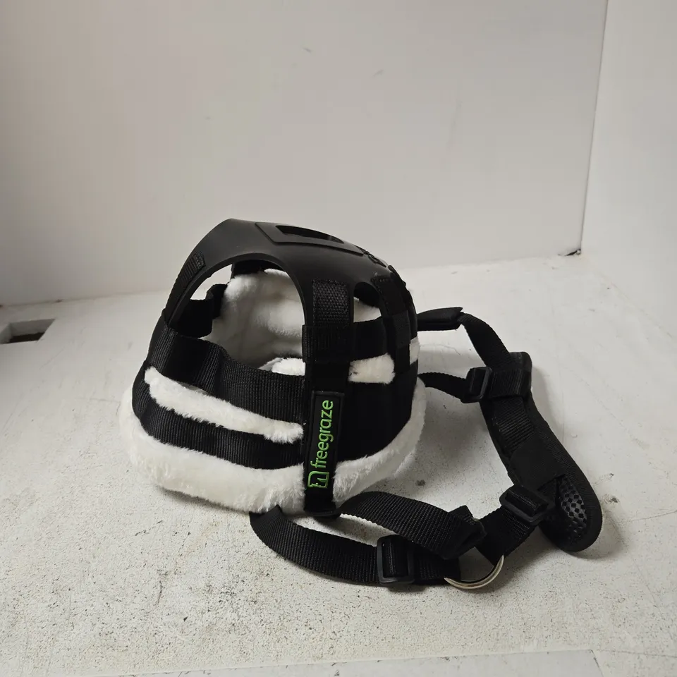 FREEGRAZE DELUXE AIRFLOW GRAZING MUZZLE FOR HORSES – BLACK WITH WHITE PADDING