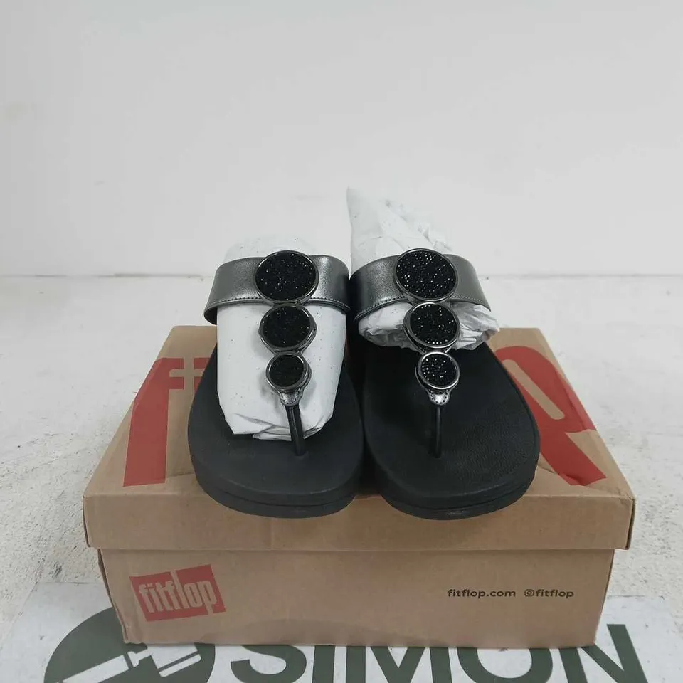 FITFLOP HALO BEAD CIRCLE METALLIC TOP POST SANDALS PEWTER BLACK SIZE 4 BOXED