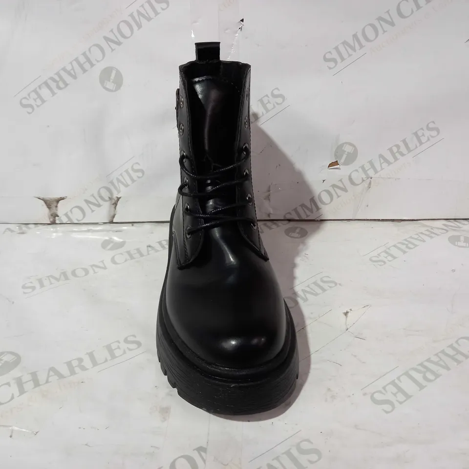 BOXED PAIR OF DESIGNER BOOTS IN BLACK EU SIZE 39