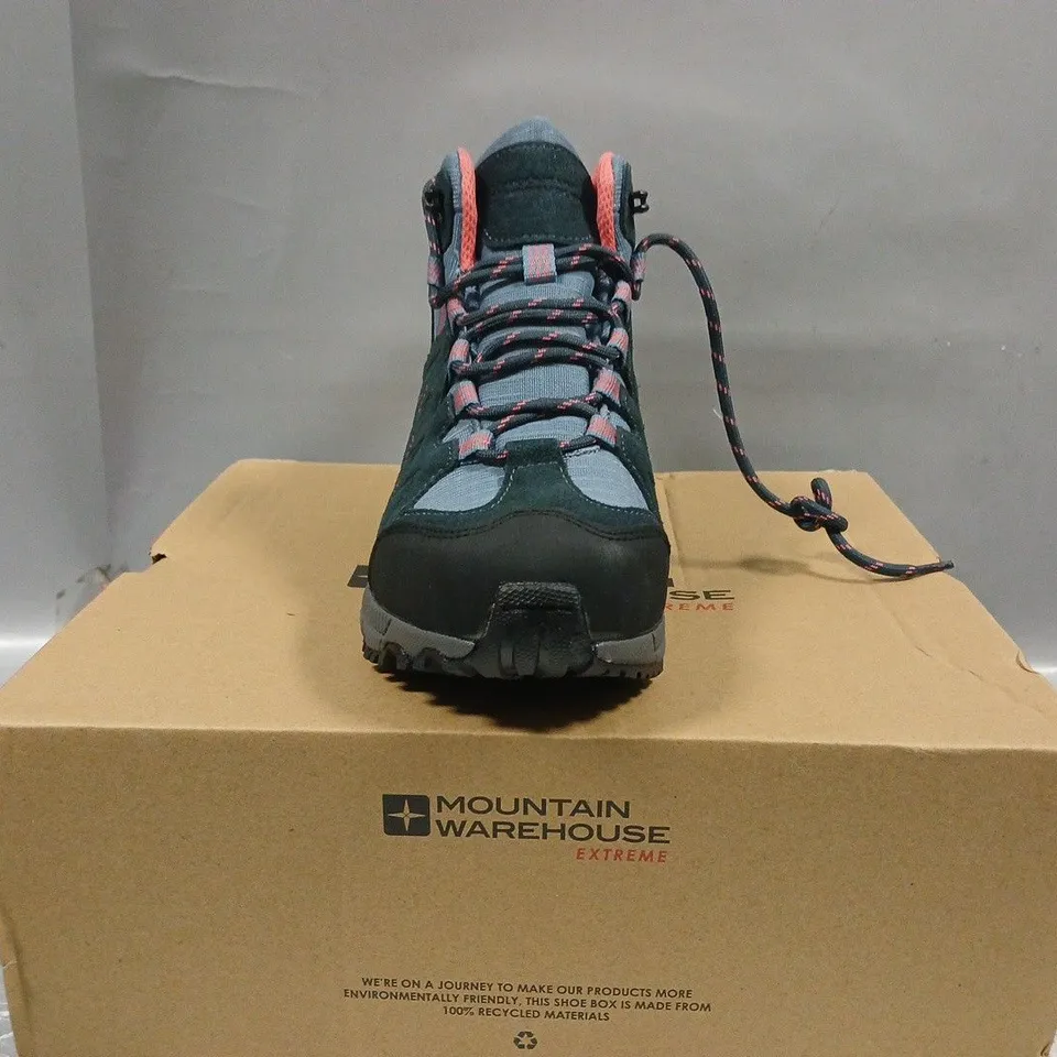 BOXED PAIR OF MOUNTAIN WAREHOUSE EXTREME WATERPROOF VIBRAM WALKING BOOTS IN BLUE/MULTI SIZE UK 5
