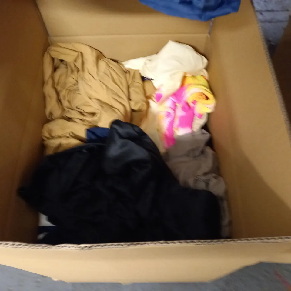 LARGE QUANTITY OF ASSORTED CLOTHING ITEMS