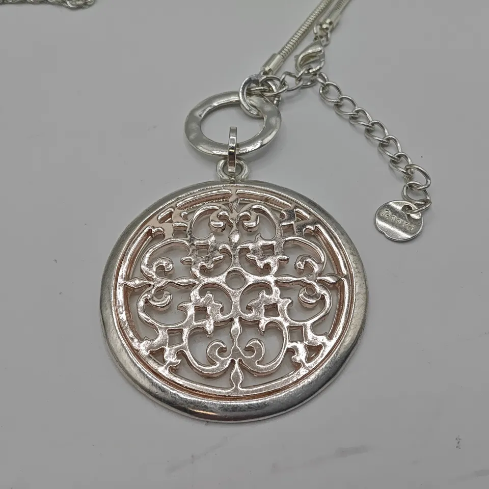LOT OF 9 ASSORTED SILVER TONE JEWELLERY ITEMS TO INCLUDE CHARM BRACELET, BRACELET, NECKLACE AND PENDANT NECKLACE