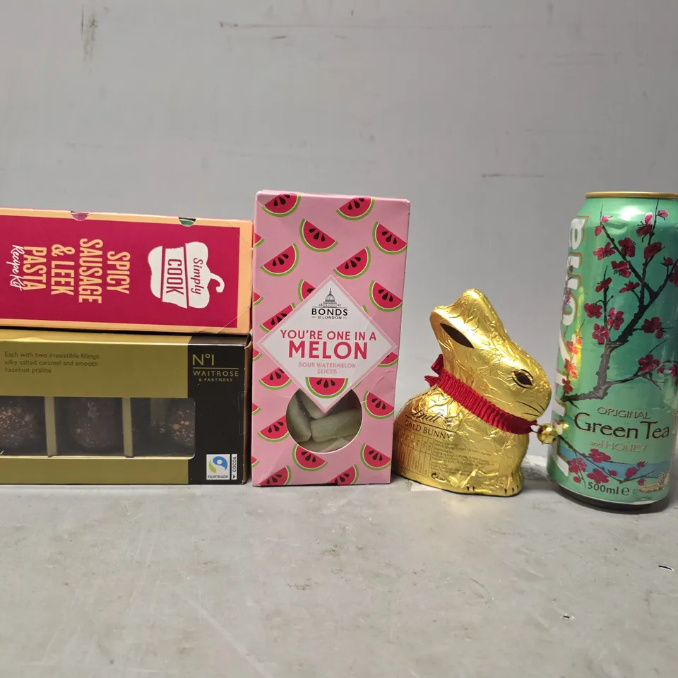 APPROXIMATELY 9 ASSORTED FOOD & DRINK ITEMS TO INCLUDE - LINDT BUNNY , BONDS SOUR WATER MELON SLICES , SIMPLY COOK SPICY SAUSAGE & LEEK PASTA ETC