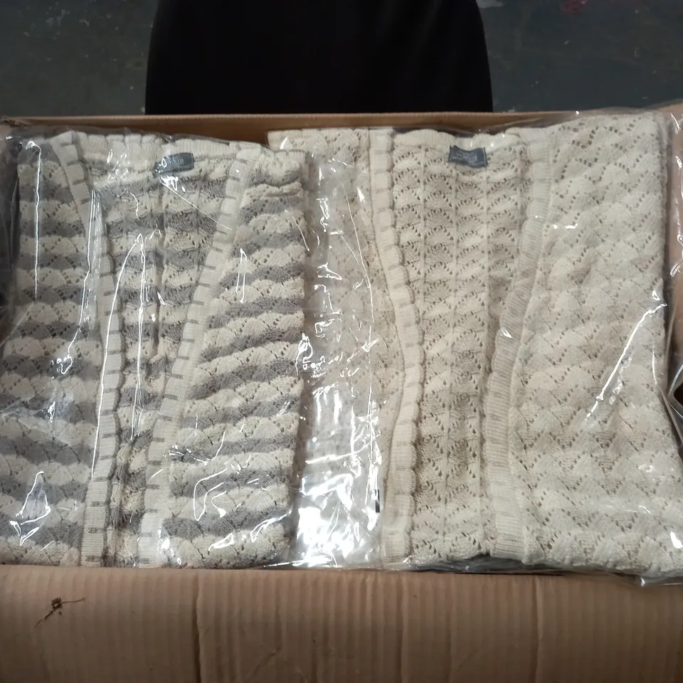 LOT OF 33 BAGGED AS NEW DAMOUR KNITTED CARDIGANS - 2 DESIGNS SIZE UNSPECIFIED