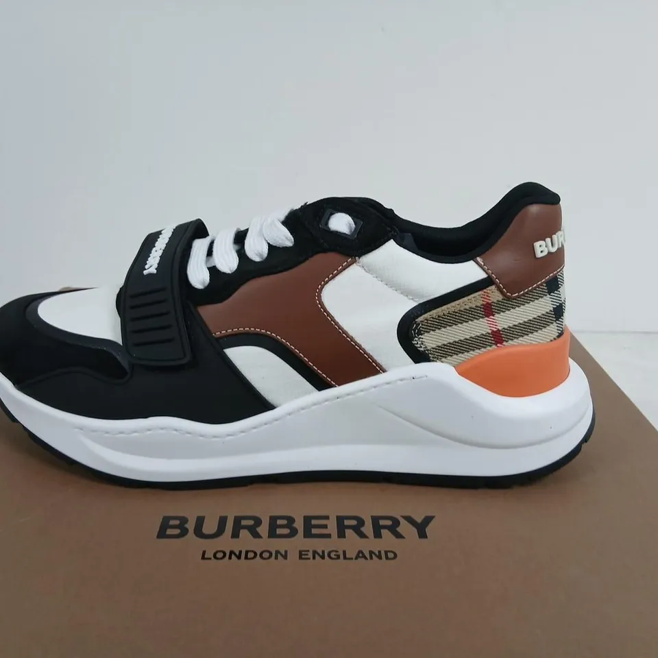 BURBERRY LOW TOP SNEAKERS – BLACK/ARCHIVE BEIGE, UK 7 (EU 41)